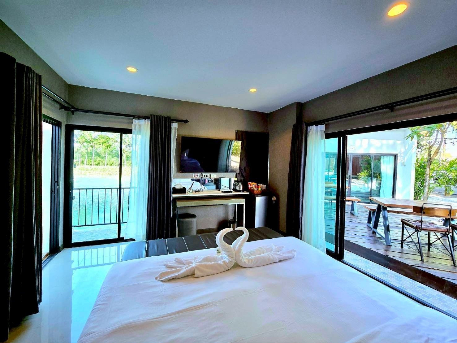 LINE_ALBUM_SkyBird Lake View (Deluxe Jacuzzi)_250625_9
